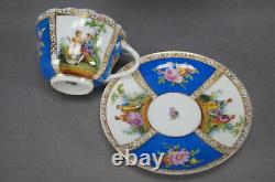 Tasse et soucoupe en porcelaine de Dresde peintes à la main avec un couple de courtoisie de Watteau en cobalt et or