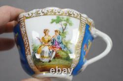 Tasse et soucoupe en porcelaine de Dresde peintes à la main avec un couple de courtoisie de Watteau en cobalt et or