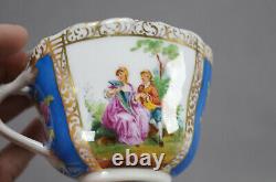 Tasse et soucoupe en porcelaine de Dresde peintes à la main avec un couple de courtoisie de Watteau en cobalt et or