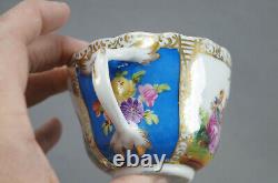 Tasse et soucoupe en porcelaine de Dresde peintes à la main avec un couple de courtoisie de Watteau en cobalt et or