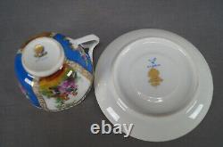 Tasse et soucoupe en porcelaine de Dresde peintes à la main avec un couple de courtoisie de Watteau en cobalt et or