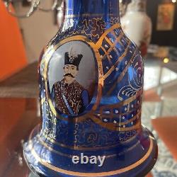 Translate this title in French: Antique Persian Cobalt Blue Gold Gilded Glass Decanter Hookah Vase 11

Ancienne Carafe en Verre Bleu Cobalt Persan Doré à l'Or Hookah Vase 11