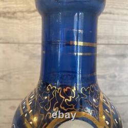 Translate this title in French: Antique Persian Cobalt Blue Gold Gilded Glass Decanter Hookah Vase 11

Ancienne Carafe en Verre Bleu Cobalt Persan Doré à l'Or Hookah Vase 11