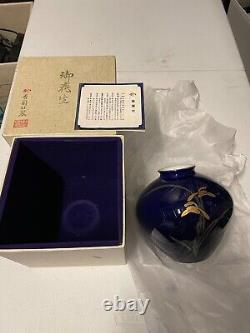 Translate this title in French: Vase bleu cobalt VTG Fukugawa Koransha avec iris dorés japonais avec boîte 6 x 6 ÉBRÉCHÉ