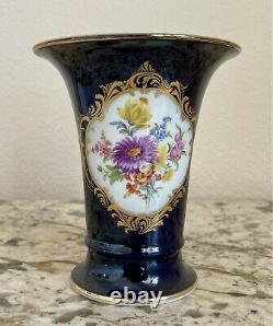 Vase Bleu Cobalt Meissen Antique Avec Fleurs Peintes À La Main Et Galet Doré