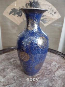 Vase De Porcelaine En Bleu De Cobalt Chinois Et Or. Signé Avec Six Caractères