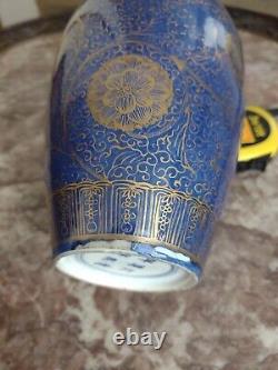 Vase De Porcelaine En Bleu De Cobalt Chinois Et Or. Signé Avec Six Caractères