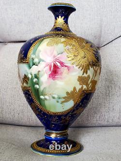 Vase à fleurs d'orchidées Nippon peint à la main, lourd, avec reliefs dorés et perles, en bleu cobalt rare.