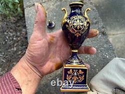 Vase couvert en porcelaine de Vienne royal, peint à la main, portrait, cobalt, or et perles.