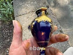 Vase couvert en porcelaine de Vienne royal, peint à la main, portrait, cobalt, or et perles.