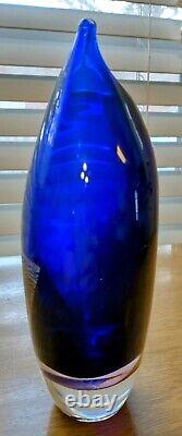 Vase en cristal fait à la main, bleu cobalt avec des rayures dorées parsemées de chaque côté, Suède