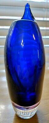 Vase en cristal fait à la main, bleu cobalt avec des rayures dorées parsemées de chaque côté, Suède