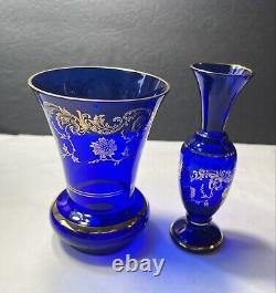 Vase en verre bleu cobalt avec des fleurs et un motif floral doré