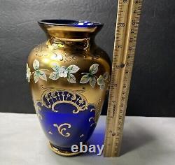 Vase en verre d'art tchèque bohémien, cobalt bleu, avec des fleurs émaillées en relief et dorure en or, de 8 pouces.