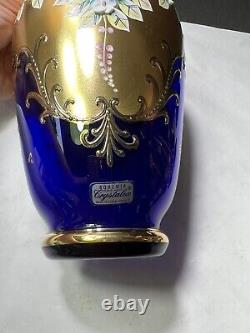 Vase en verre d'art tchèque bohémien, cobalt bleu, avec des fleurs émaillées en relief et dorure en or, de 8 pouces.